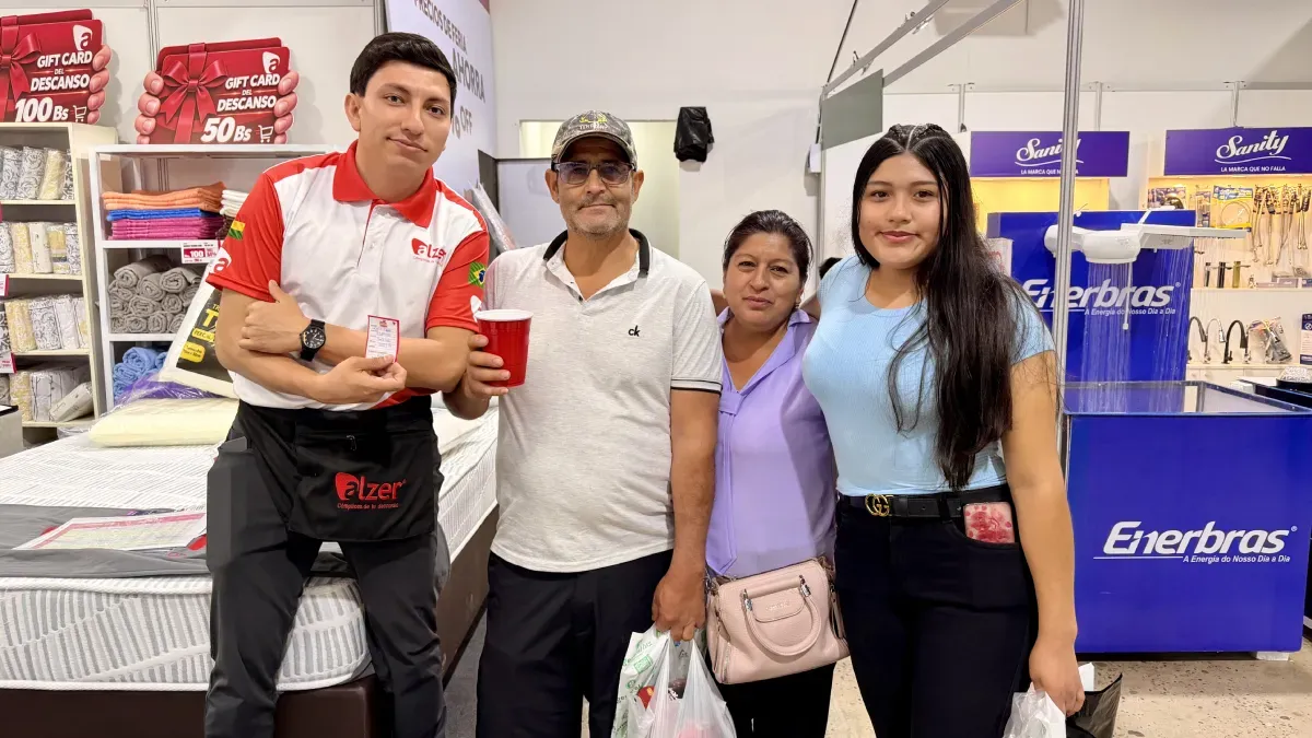 Clientes en el stand de Alzer.webp