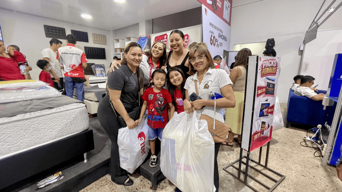 Familia en el stand de Alzer.png